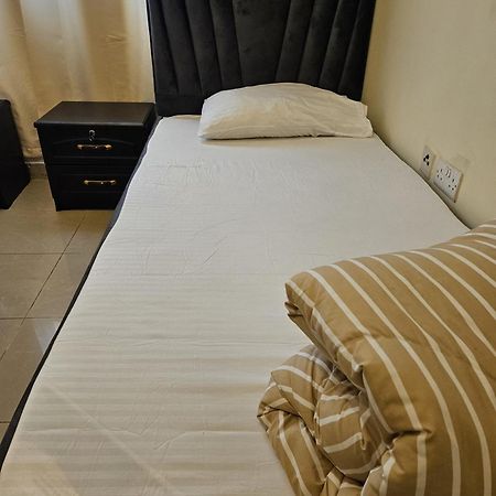 Paradiso Backpackers Nest Abu Dhabi Esterno foto